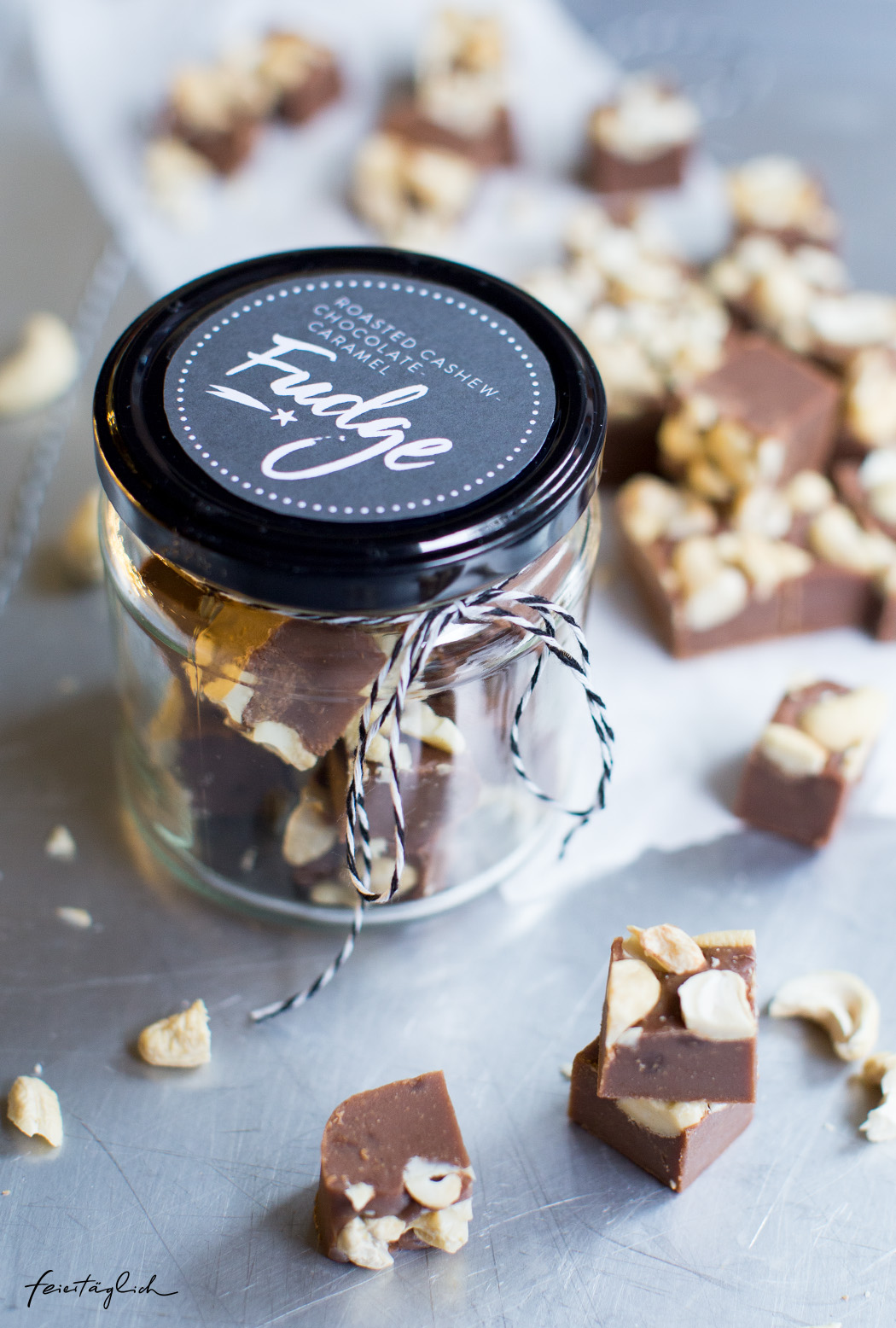 Roasted Cashew-Chocolate-Caramel Fudge oder Schoko-Karamel mit gerösteten Cashewkernen ; Geschenke aus der Küche mit Labels zum Ausdrucken