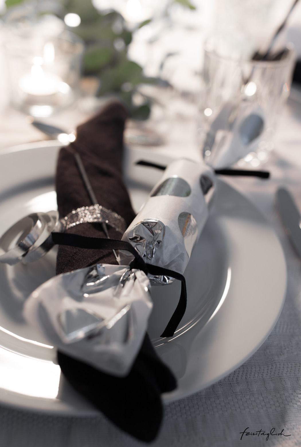 Pur & Edel – Silvester ganz in Silber, Schwarz & Weiß. Tips für eine glamouröse Tisch-Dekoration & DIY Knallbonbons