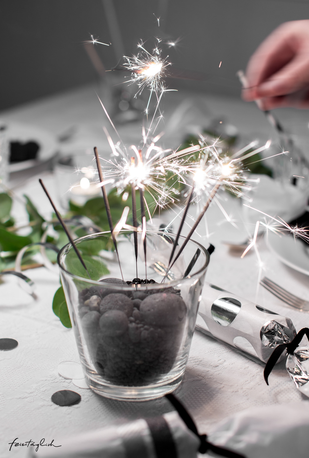 Pur & Edel – Silvester ganz in Silber, Schwarz & Weiß. Tips für eine glamouröse Tisch-Dekoration & DIY Knallbonbons