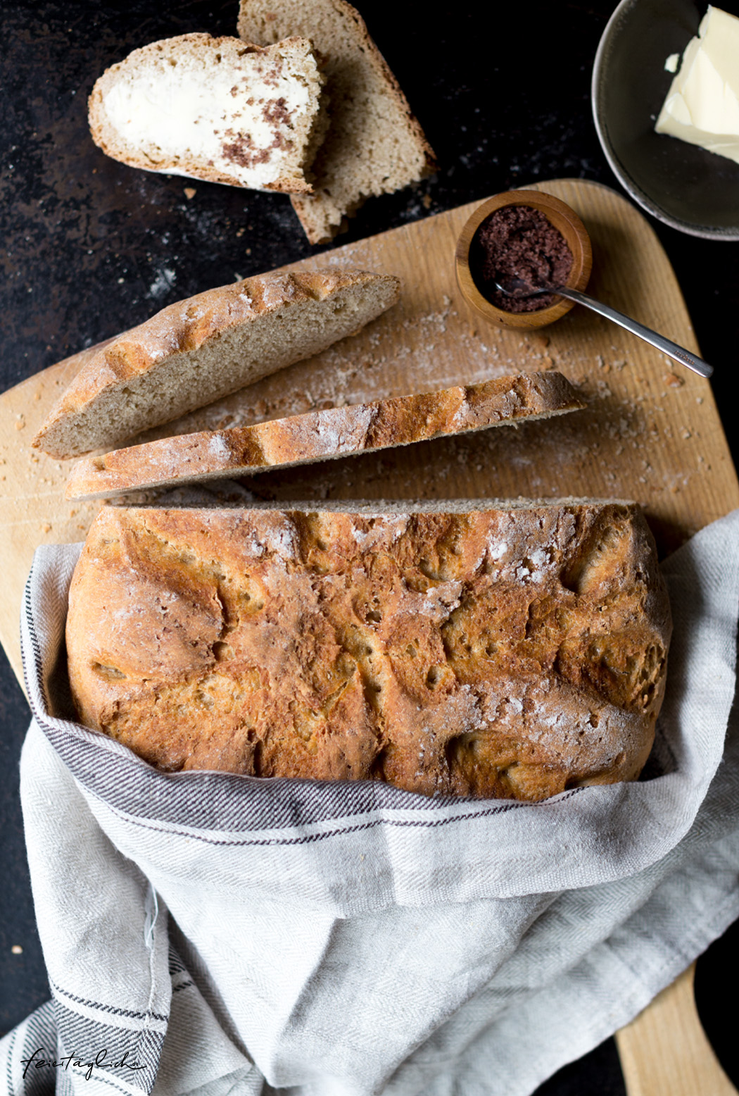 Buttermilch-Dinkel-Brot mit knuspriger Kruste, im Topf gebacken