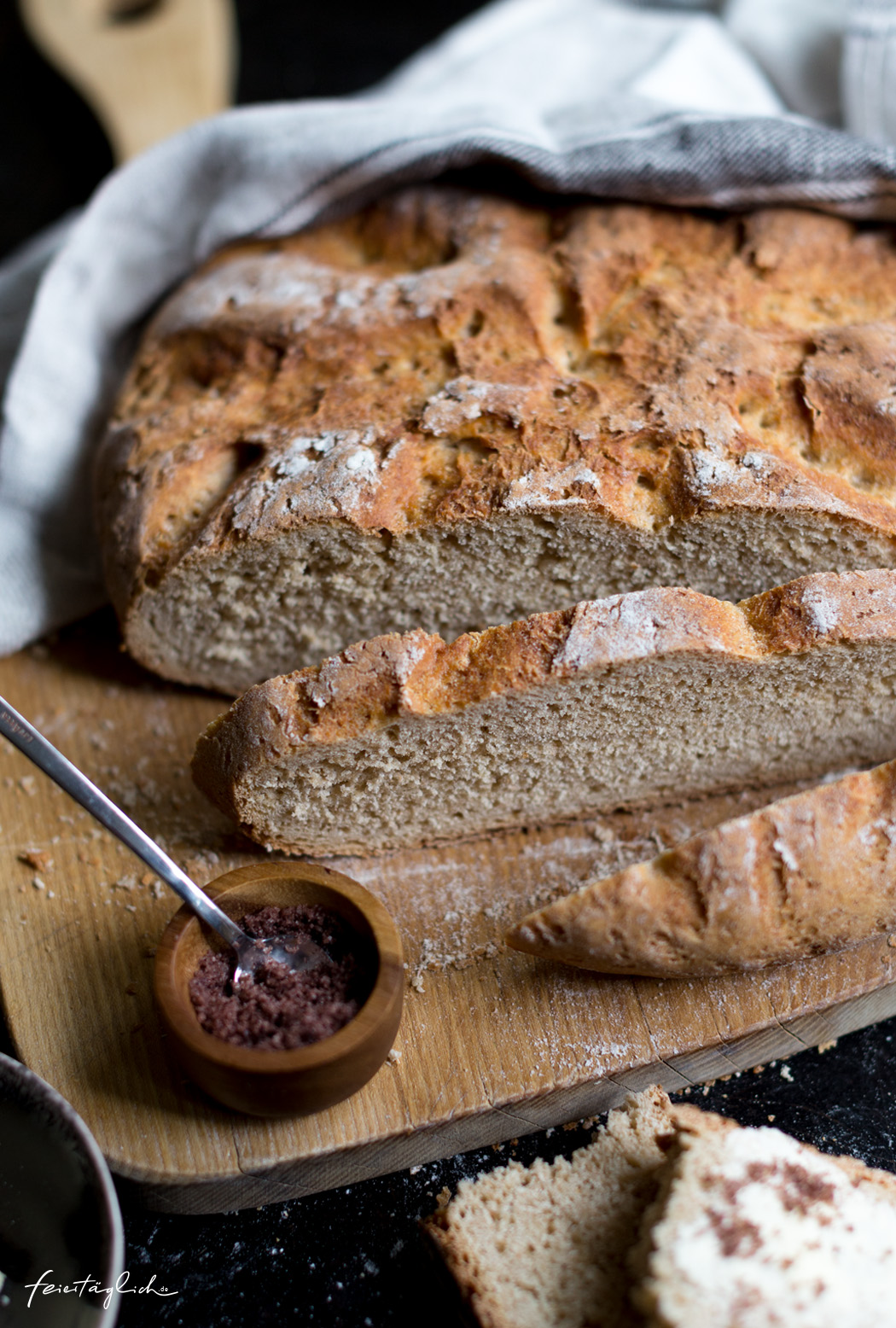 Buttermilch-Dinkel-Brot mit knuspriger Kruste, im Topf gebacken
