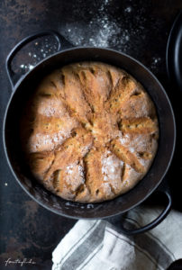 Buttermilch-Dinkel-Brot Mit Knuspriger Kruste, Im Topf Gebacken ...