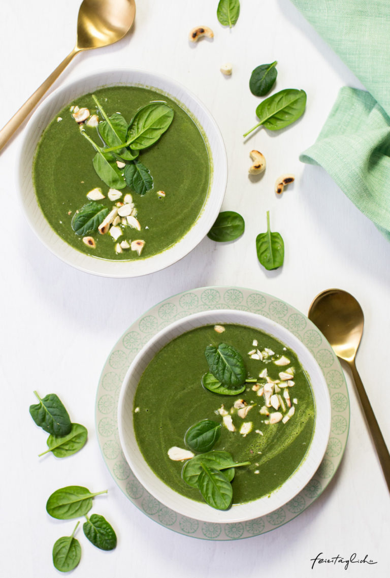 Spinat-Kokos-Suppe mit gerösteten Cashews - feiertäglich foodblog