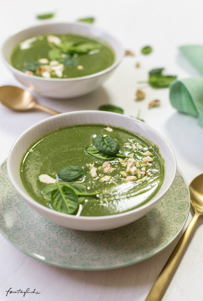 Spinat-Kokos-Suppe mit gerösteten Cashews - feiertäglich foodblog