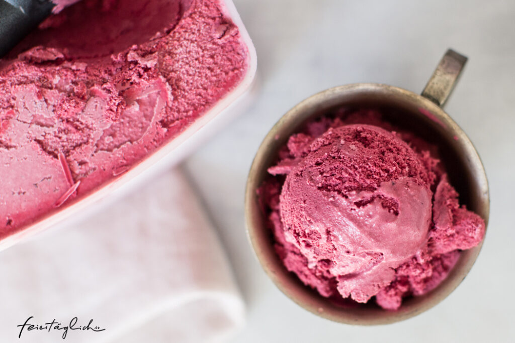 Rezept für Cassis-Crème Fraîche-Eis – ein Traum von Eis aus schwarzen