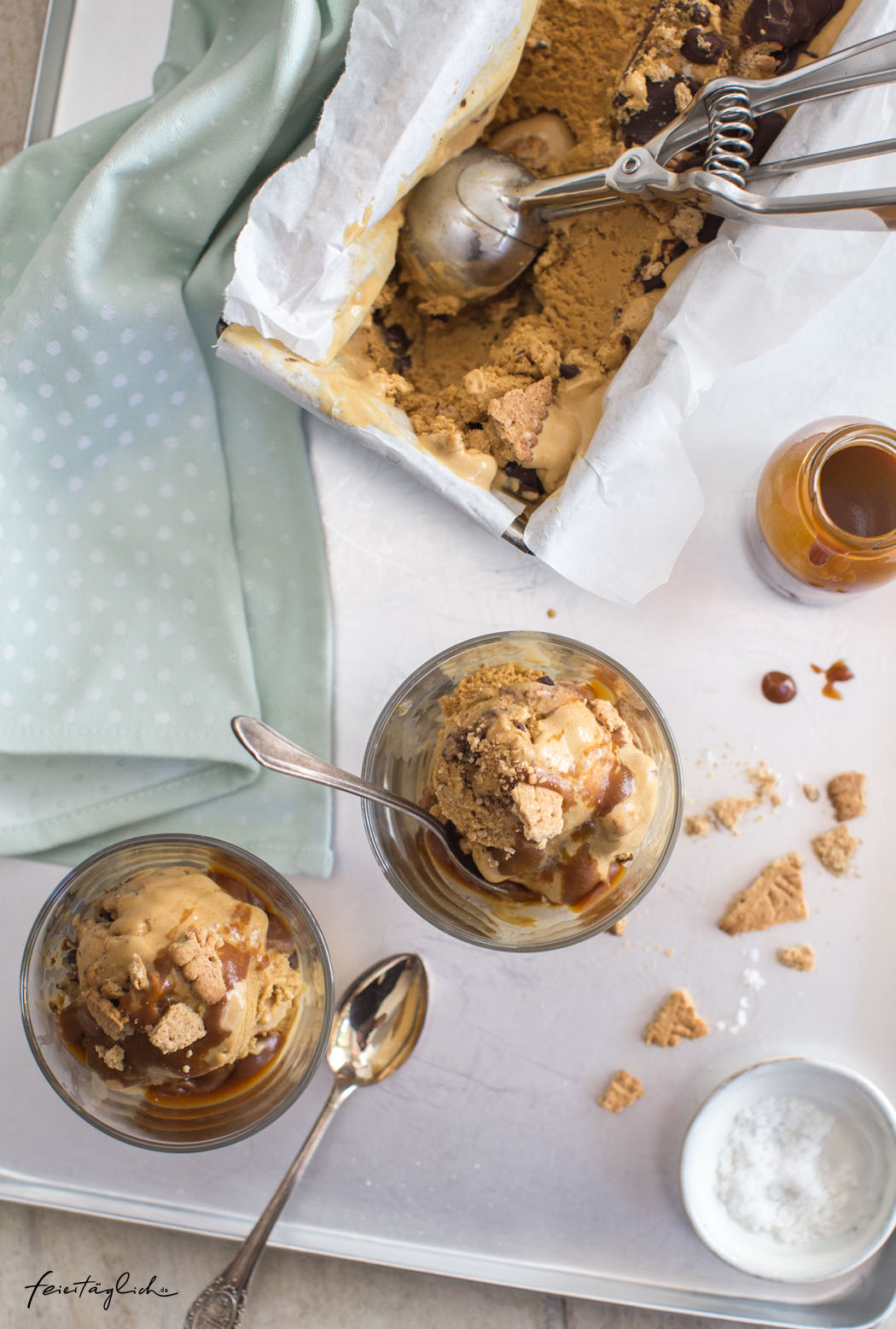 Salted Caramel-Schoko-Keks-Eis mit extra Karamellsauce – Rezept für das feisteste Eis ever