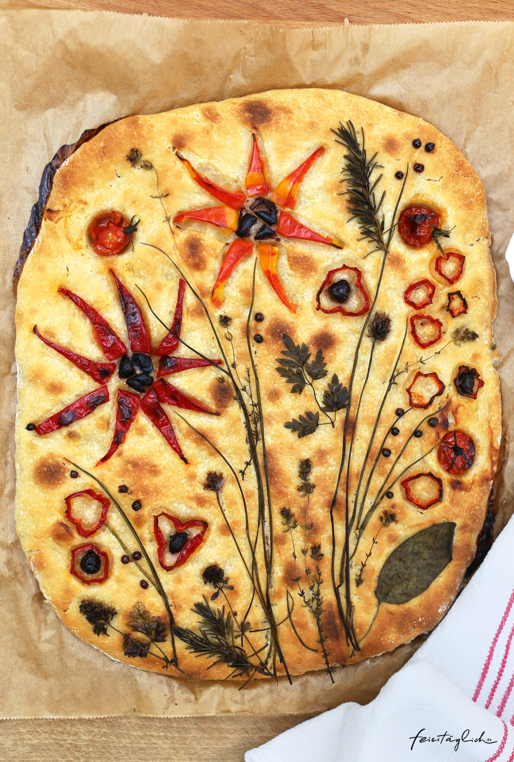 Focaccia mit Blumen, der Foodtrend #focacciagarden – ein Rezept für eine fabelhafte Focaccia mit Sauerteig