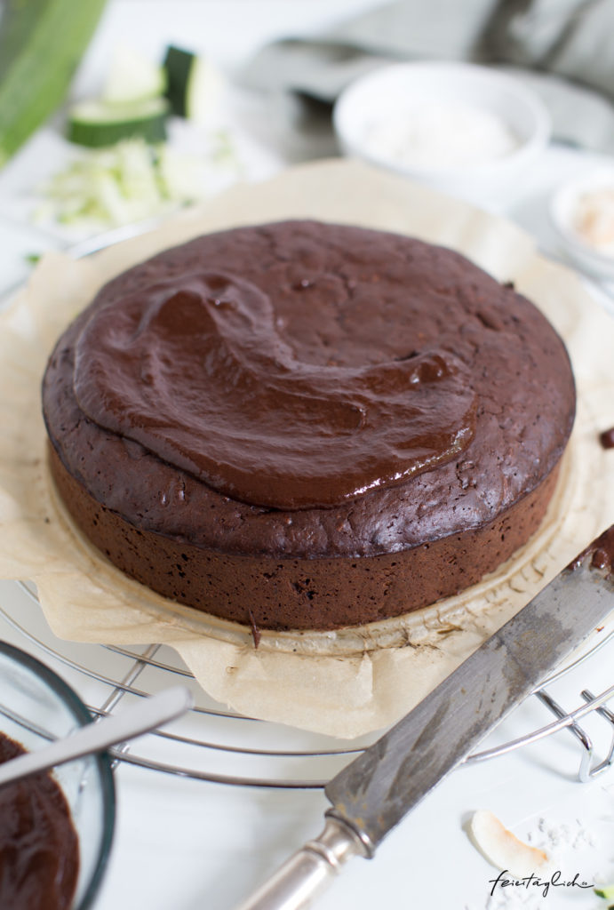 Zucchini-Kokos-Schokoladenkuchen mit Schoko-Kokos-Creme, ein Rezept für ...