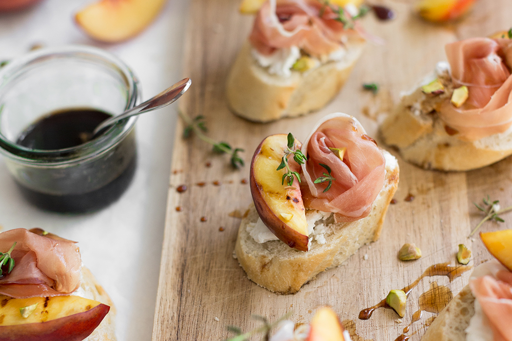 Crostini mit gegrillter Nektarine, Ziegenkäse &amp; Serranoschinken, Rezept