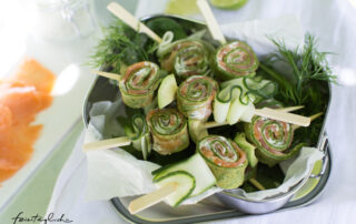 Picknickzeit: Rezept für Lachs-Spinat-Röllchen-Spieße mit Räucherlachs, Spinatpfannkuchen & Dillfrischkäsecreme gespießt mit Gurke und Avocado