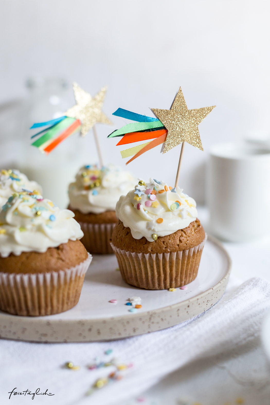 Zitronen-Buttermilch-Cupcakes und DIY Sternchen Cake Toppers – Hello Baby!