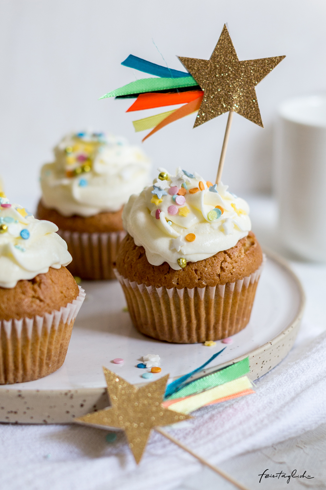 Zitronen-Buttermilch-Cupcakes und DIY Sternchen Cake Toppers – Hello Baby!