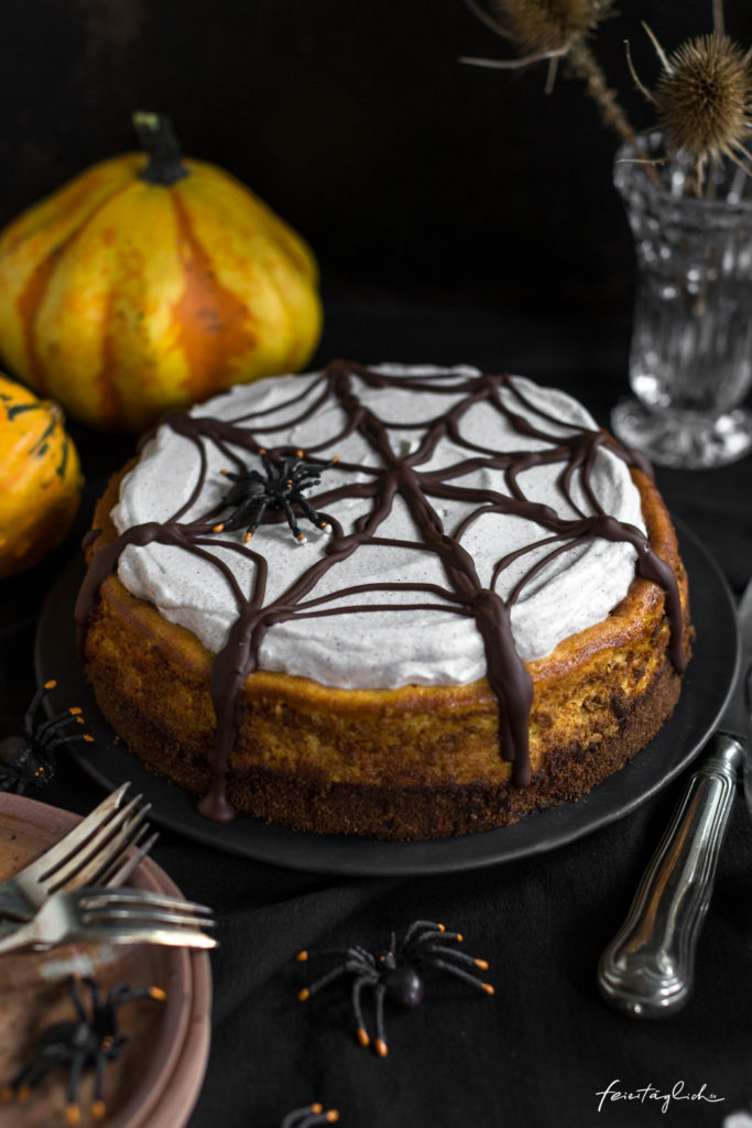 Pumpkin-Cheesecake mit Zimtsahne und Schoko-Spinnennetz zu Halloween