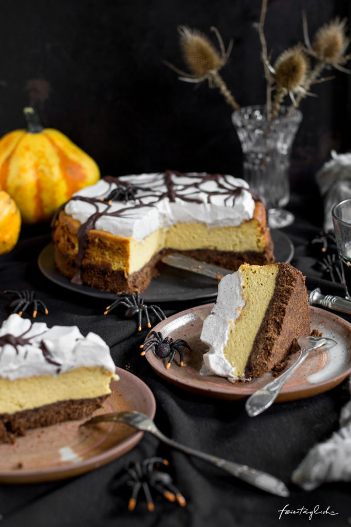 Pumpkin-Cheesecake mit Zimtsahne und Schoko-Spinnennetz zu Halloween