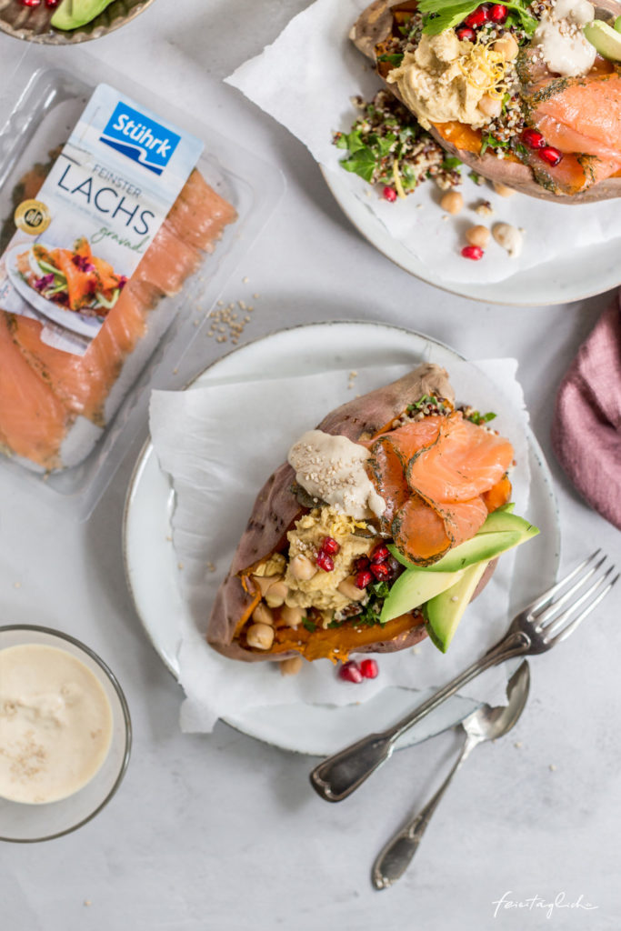Gravad Lachs auf gebackener Süßkartoffel mit Quinoa-Salat, Hummus, Avocado und Sesamsoße, Werbung Stührk