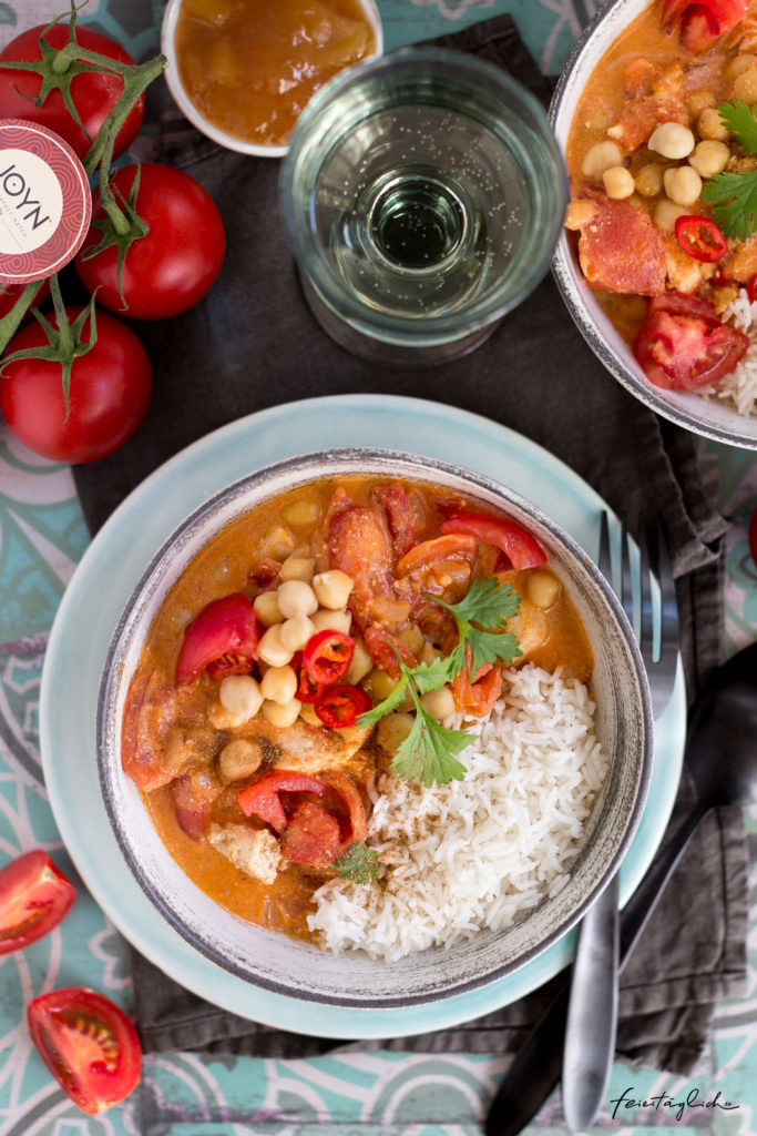 Tomaten-Kichererbsen-Kokos-Curry mit Hühnchen, dazu Reis und Mango Chutney, Rezept