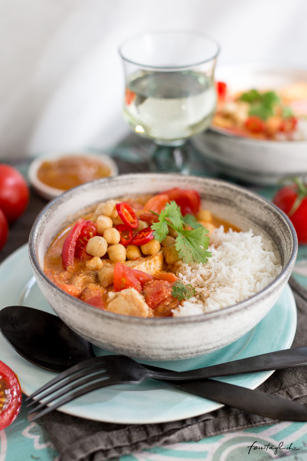 Tomaten-Kichererbsen-Kokos-Curry mit Hühnchen, dazu Reis und Mango ...