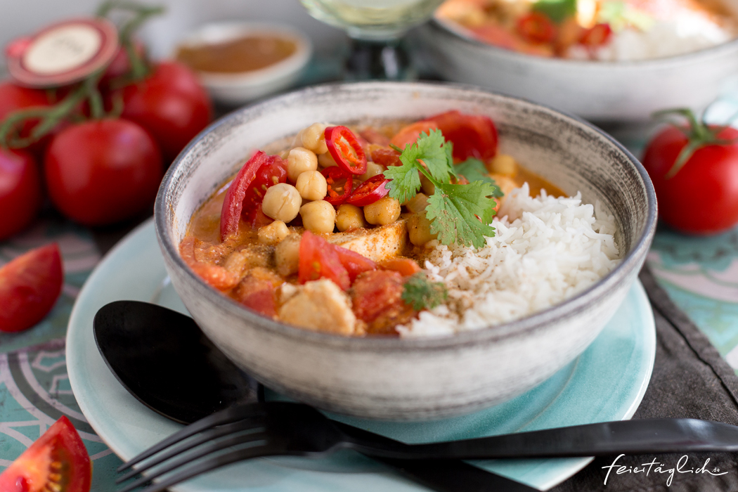 Tomaten-Kichererbsen-Kokos-Curry mit Hühnchen, dazu Reis und Mango ...