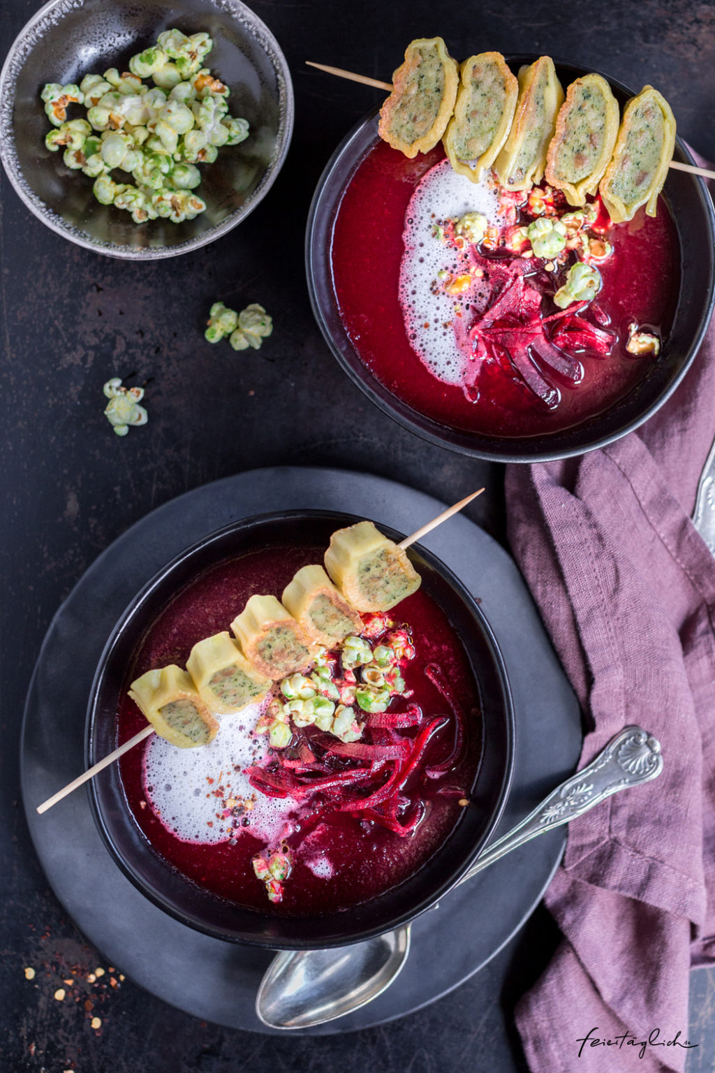 Wärmende Rote-Beete-Suppe mit Wasabi-Popcorn, Kokosschaum und ...