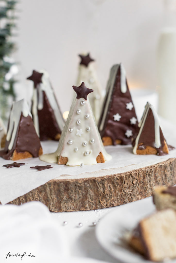 Weihnachtliche Tannenbaum-Baumkuchen mit feinen Weihnachtsgewürzen und Schokoüberzug
