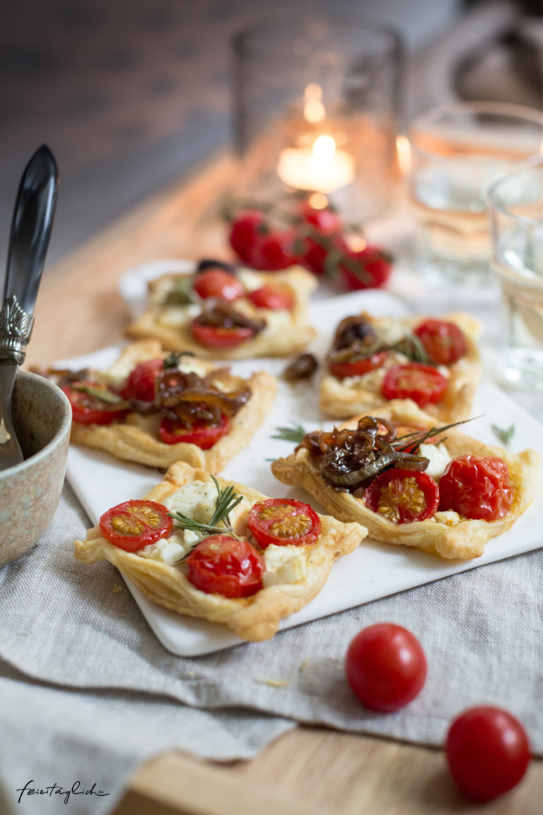 Schnelle Blätterteig-Ecken mit Tomaten, Schafskäse &amp; Rosmarin dazu ...