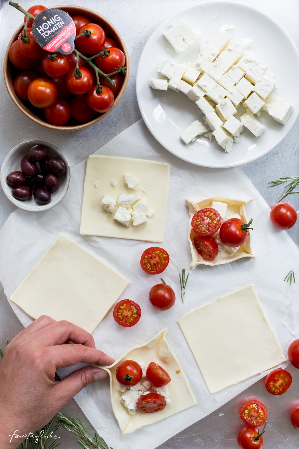 Schnelle Blätterteig-Ecken mit Tomaten, Schafskäse &amp; Rosmarin dazu ...