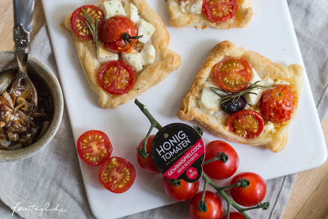 Schnelle Blätterteig-Ecken mit Tomaten, Schafskäse &amp; Rosmarin dazu ...