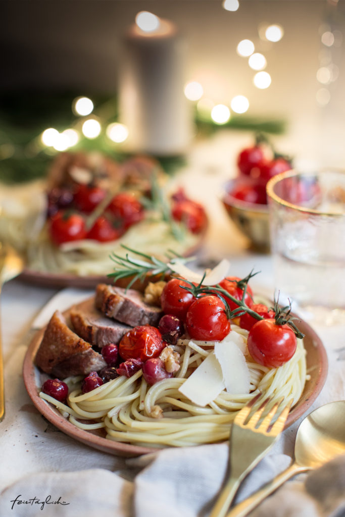 Weihnachtspasta: Festliche Spaghetti in Gewürz-Tomaten- & Cranberry-Sud mit Entenbrust