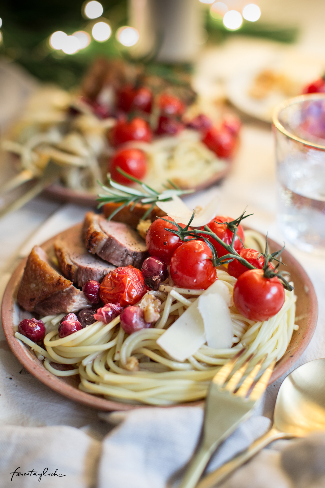 Weihnachtspasta: Festliche Spaghetti in Gewürz-Tomaten- & Cranberry-Sud mit Entenbrust