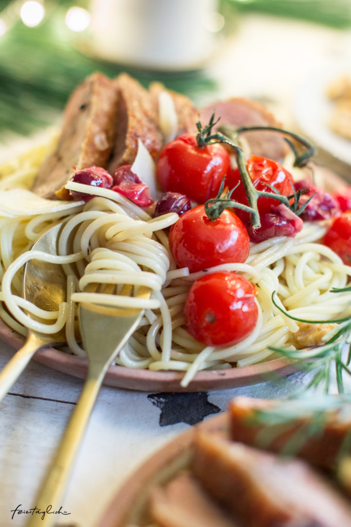 Weihnachtspasta: Festliche Spaghetti in Gewürz-Tomaten- & Cranberry-Sud mit Entenbrust