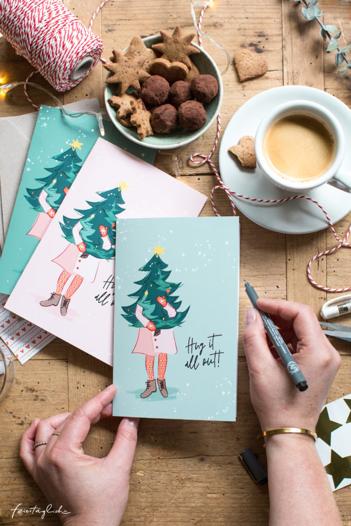 Design-Weihnachtskarte und Geschenkanhänger mit Illustration als Freebie zum Download