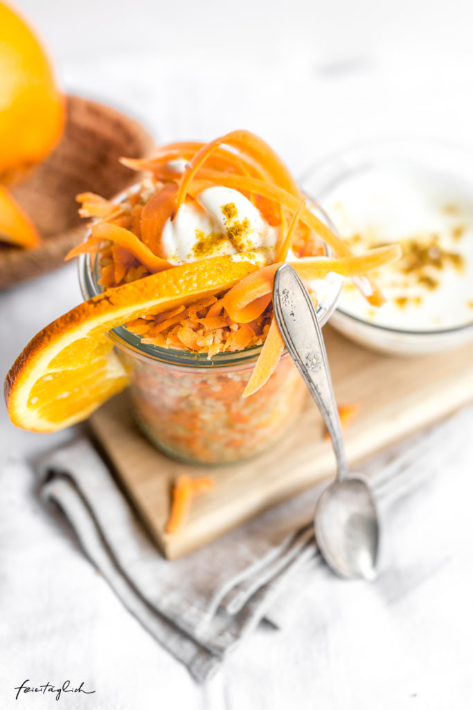 Bulgur-Karotten-Orangen-Salat mit gewürztem Joghurt