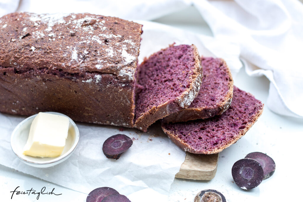 Lila Dinkel-Toastbrot mit Sauerteig und violetten Karotten – Rezept