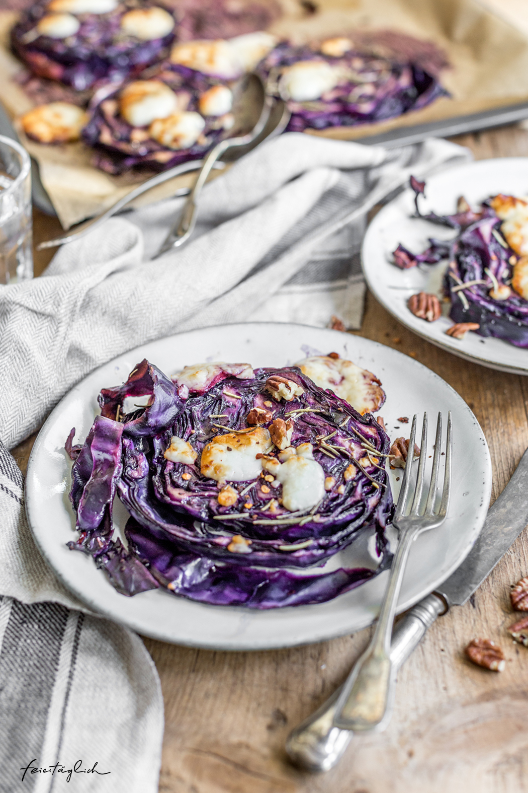 Rotkohl-Steaks mit Balsamico & Ziegenkäse aus dem Ofen – Rezept für #regenbogenaufdemtisch : Violett