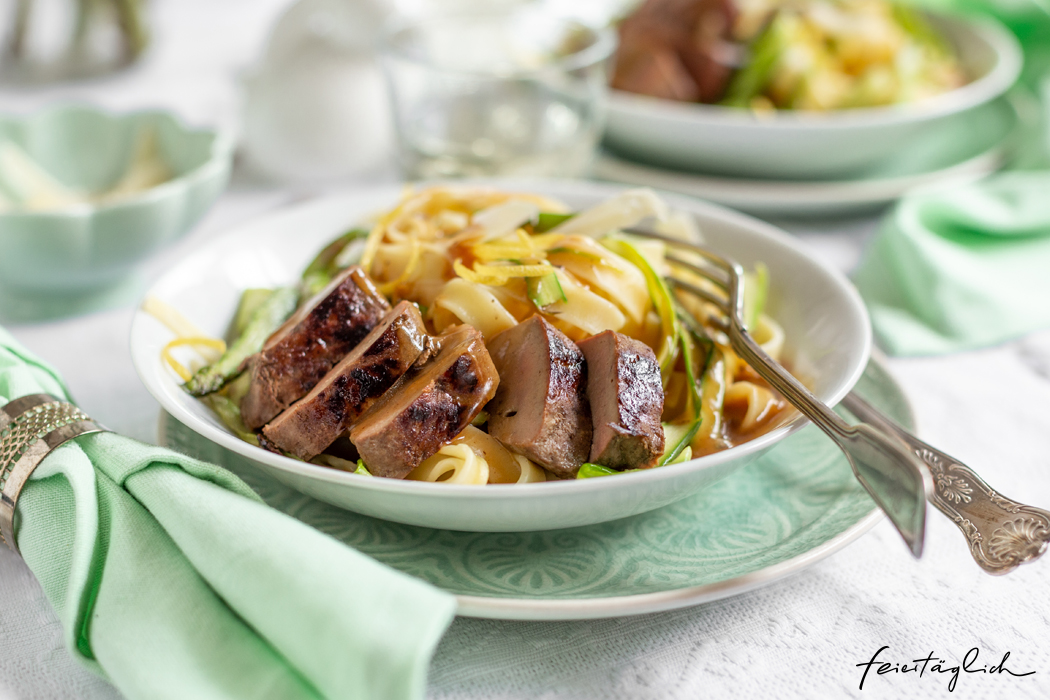 Gebratene Kalbsleber auf Spargel-Tagliatelle mit zitroniger Sauce ...