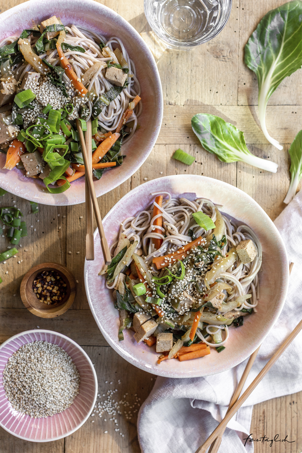 Schnelle Asia-Soba-Nudel-Bowl mit Mangold, Karotten, Tofu & Sesam