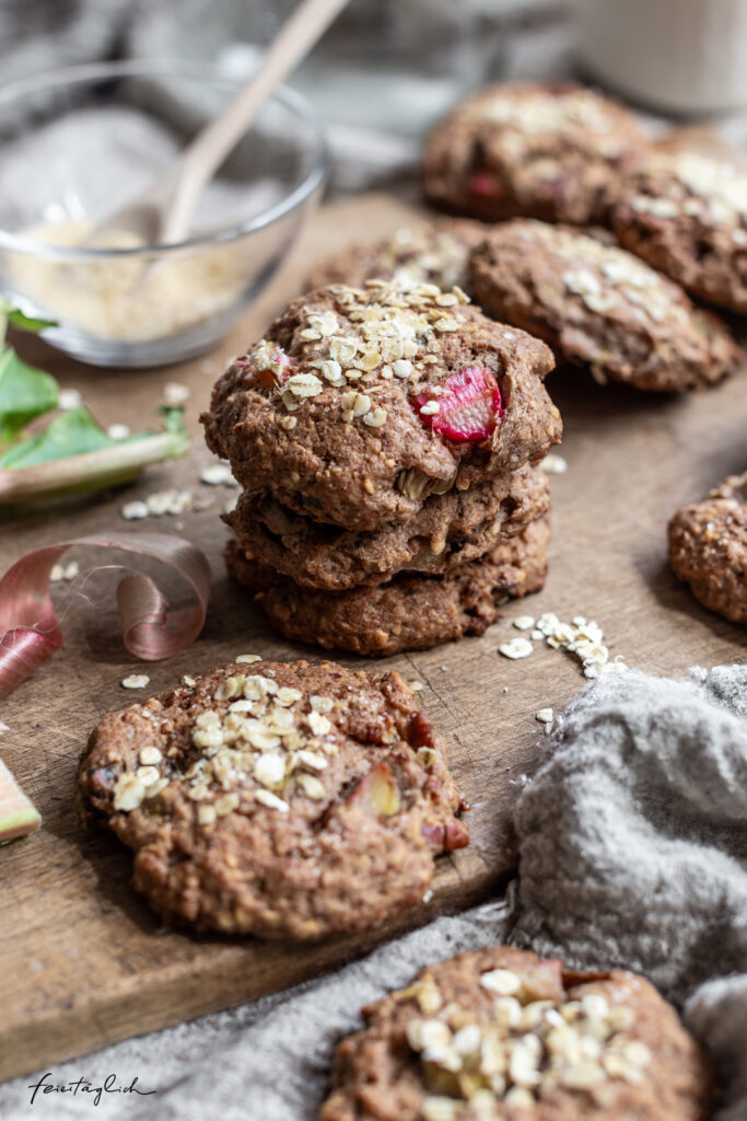 Rhabarber-Cookies mit Haferflocken, Pekans, Datteln und Mandeln – knusprige & vollwertige Frühstücks-Kekse