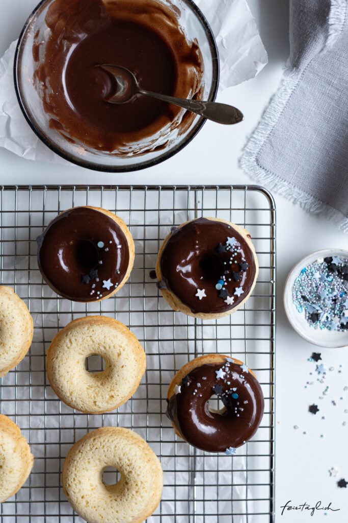 Vanille-Donuts aus dem Backofen mit Schoko-Glasur und Streuseln, einfaches Rezept