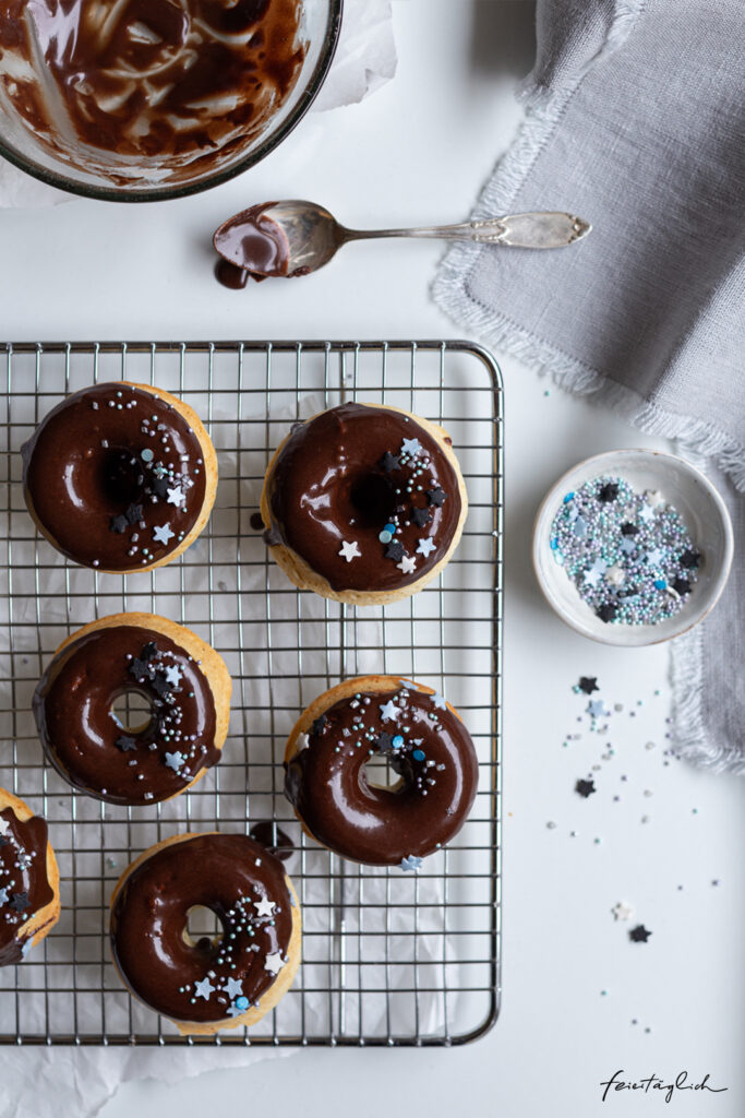 Vanille-Donuts aus dem Backofen mit Schoko-Glasur und Streuseln, einfaches Rezept