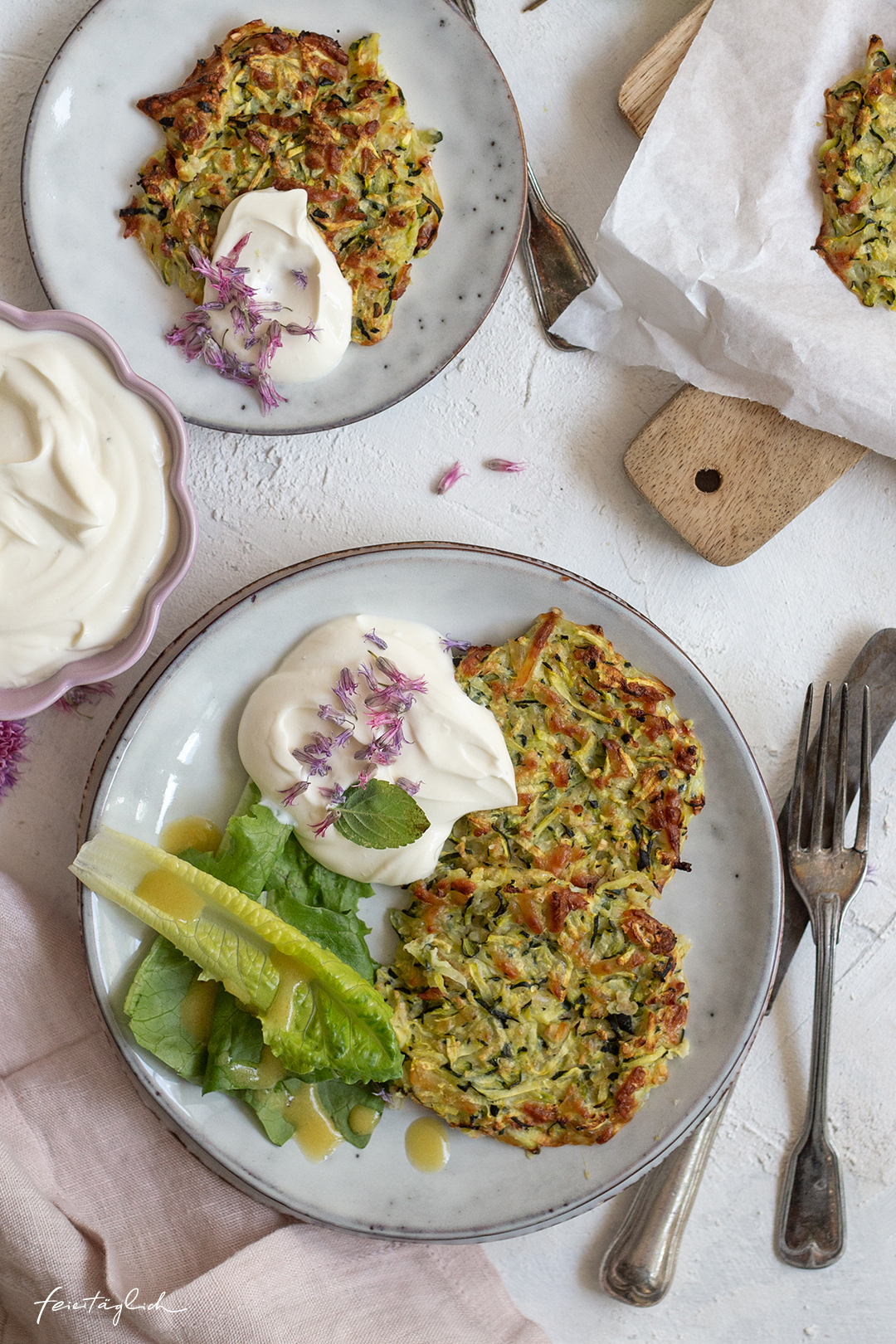 Zucchini-Halloumi-Puffer aus dem Ofen mit (Minz-)Quark - feiertäglich ...