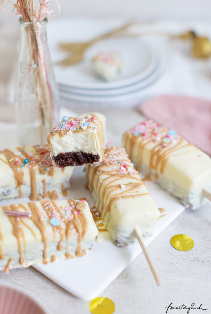 Brownie-Cheescakes am Stiel – bunte Cake Sticks zur Geburtstagsparty, Hobbybaecker.de