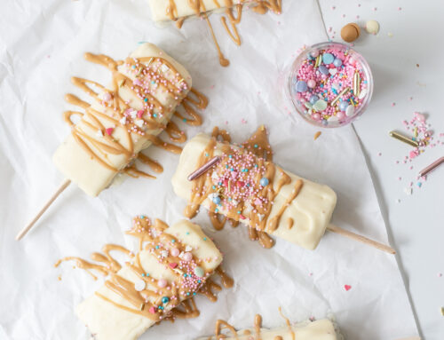 Brownie-Cheesecakes am Stiel – bunte Cake Sticks zur Geburtstagsparty