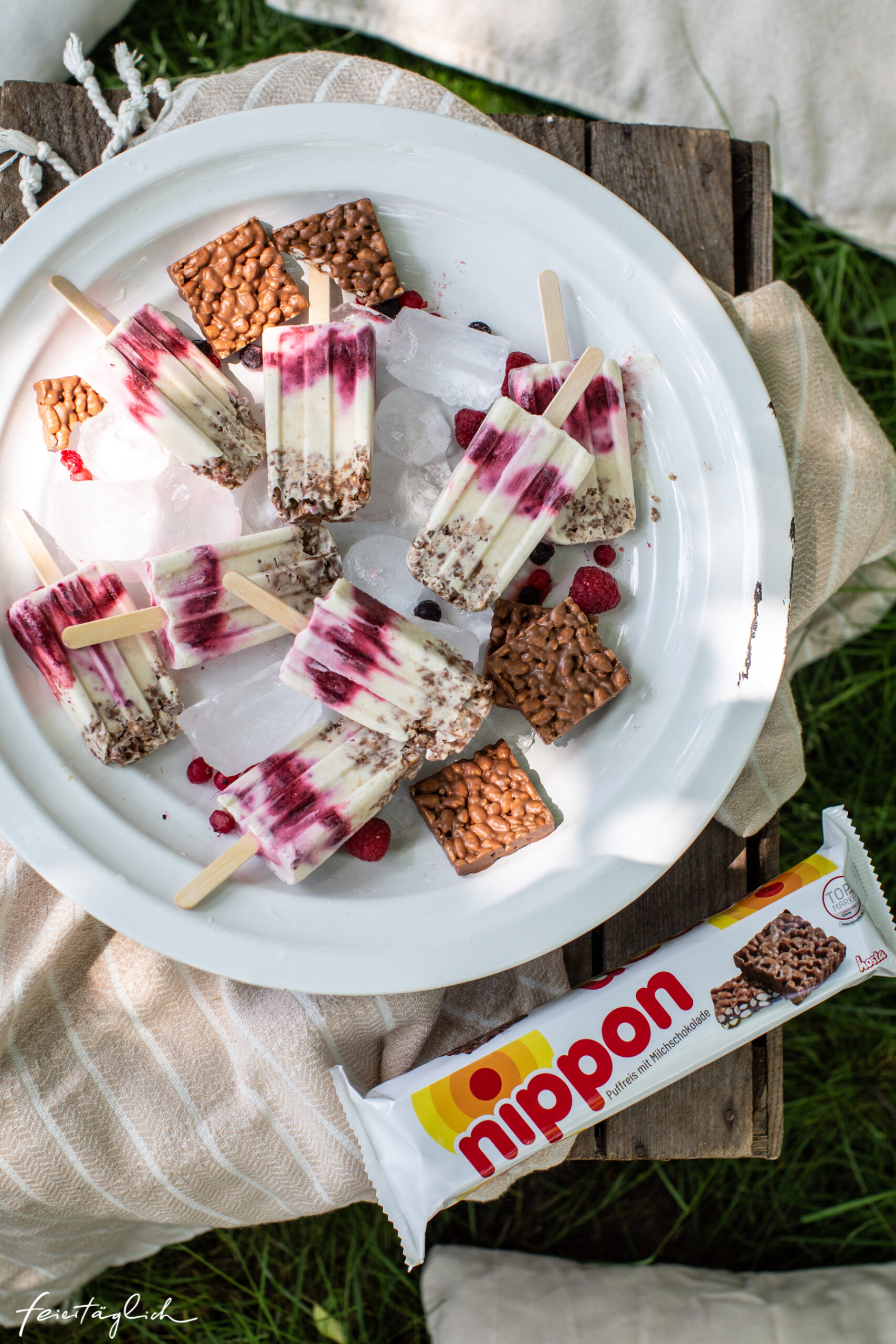 Ein Sommerpicknick mit Eis am Stiel: Rezept für Nippon-Vanille-Beerenswirl-Popsicles