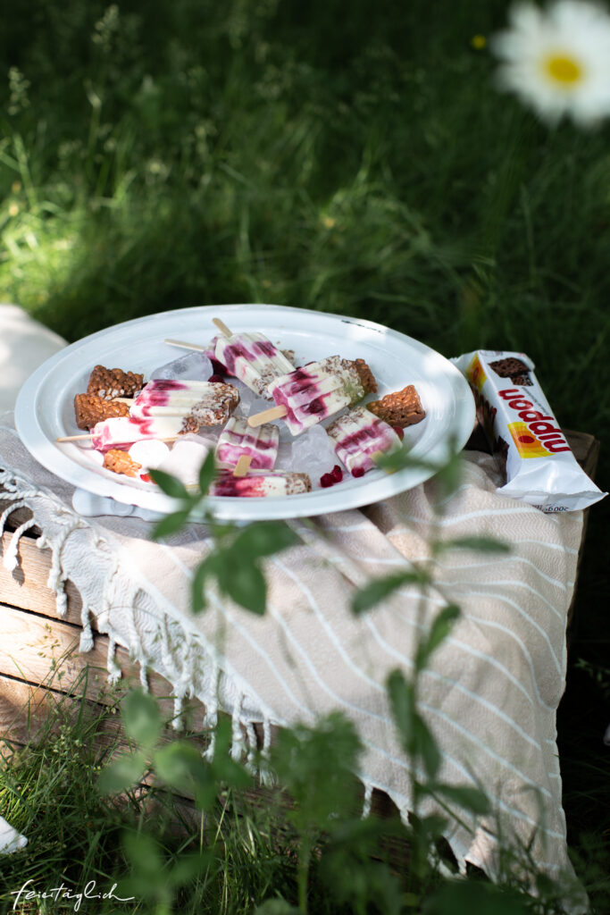 Ein Sommerpicknick mit Eis am Stiel: Rezept für Nippon-Vanille-Beerenswirl-Popsicles
