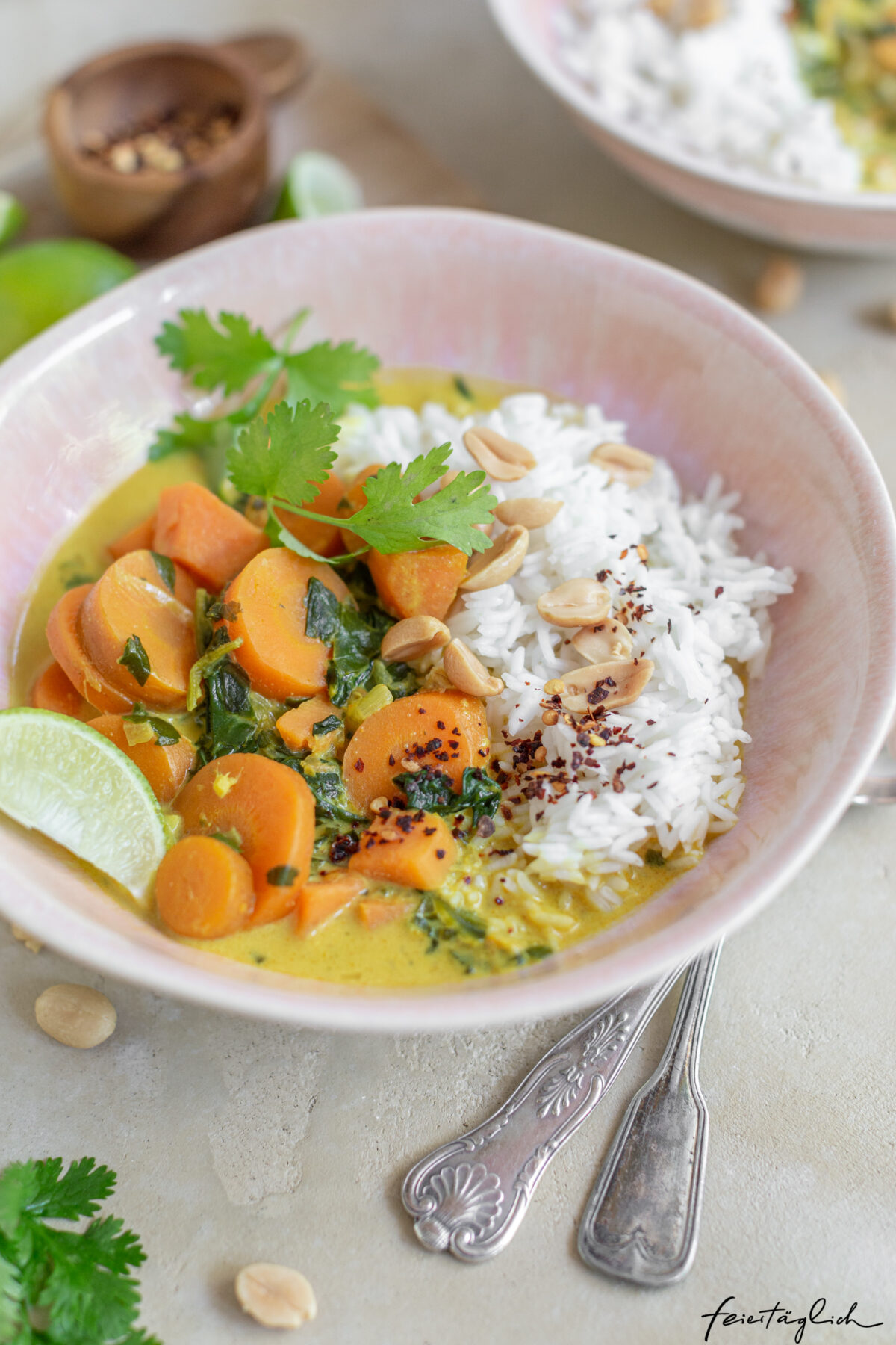 Karotten-Süßkartoffel-Erdnuss-Curry mit Spinat – ein einfaches veganes ...