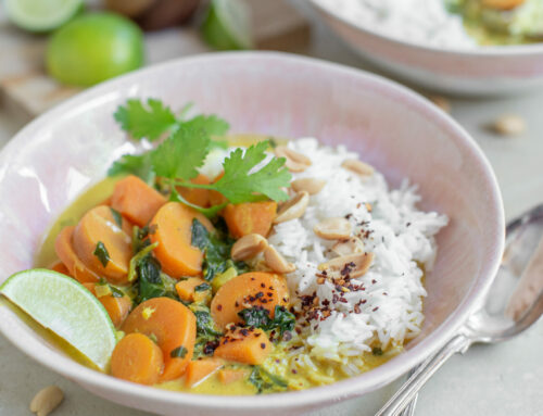 Karotten-Süßkartoffel-Erdnuss-Curry mit Spinat – ein einfaches veganes Wohlfühlessen
