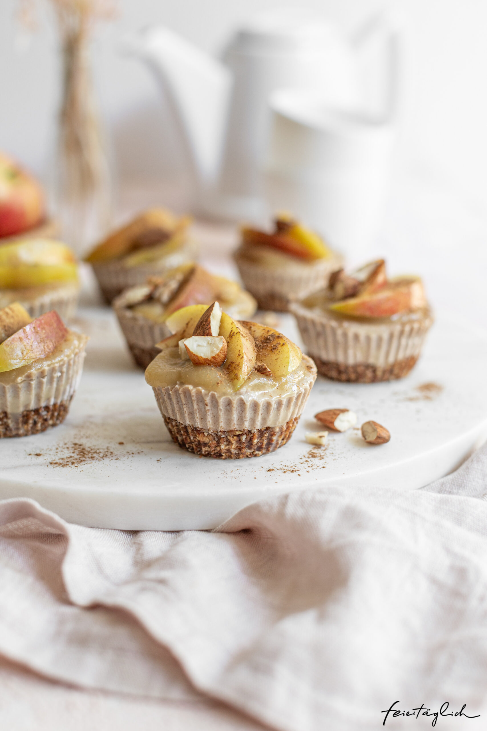 Kleine Apfel-Zimt-Cashew-Cheesecakes mit Mandeln, vegan und zuckerfrei, ohne Backen