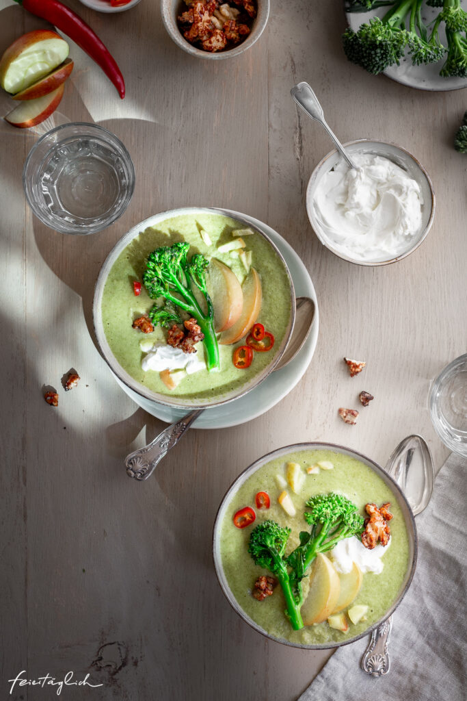 Bimi® Brokkoli-Cremesuppe mit Ziegenfrischkäse, gebratenen Äpfeln, Chili und Walnusskrokant