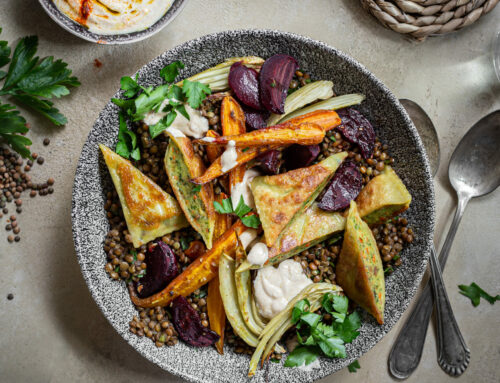 Lauwarmer Linsensalat mit Gemüse Maultaschen, Ofengemüse und Gewürzjoghurt – ein Happy-Herbstsalat