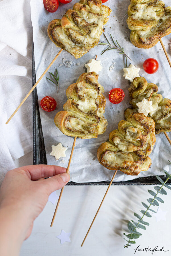 Pesto Blätterteig Tannenbäumchen am Spieß – aus nur 4 Zutaten ...